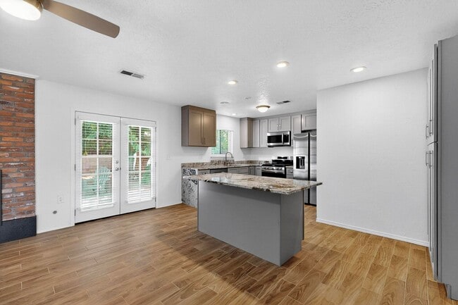 Building Photo - 3 Bedroom 2 Bath with 2 car garage