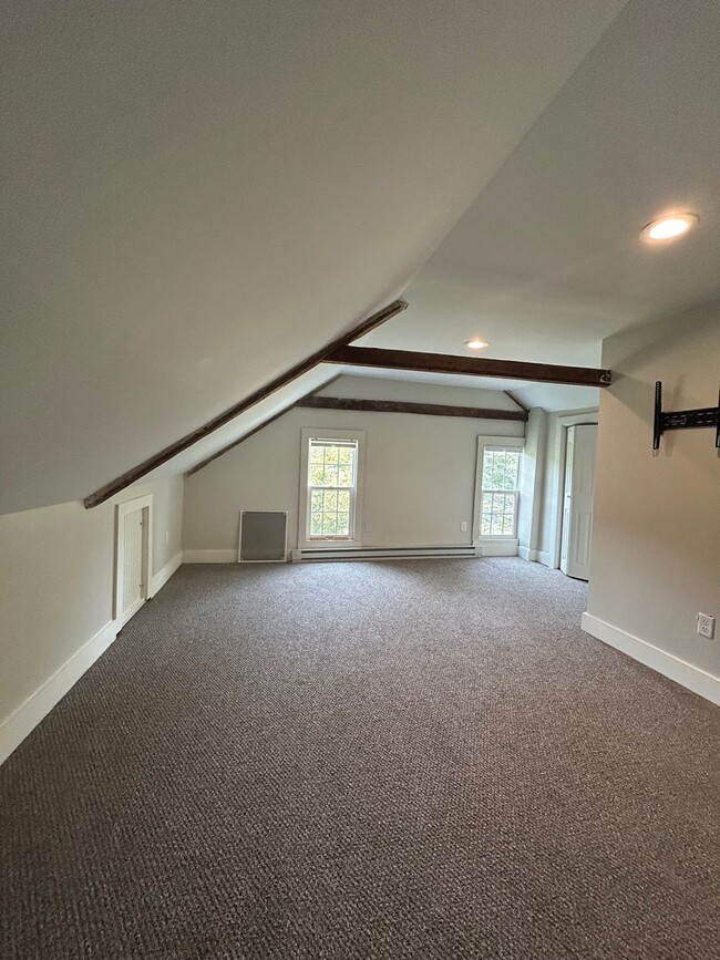 Building Photo - Beautiful renovated 5 bedroom 2.5 bath sin...