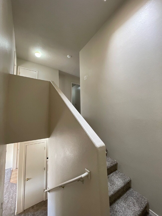 Building Photo - Two story 3 bedroom!