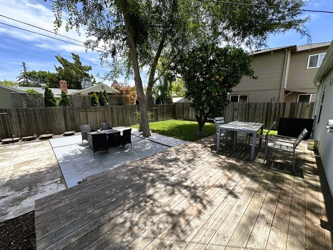 Building Photo - Beautiful 2-Bedroom Home with Large Backyard