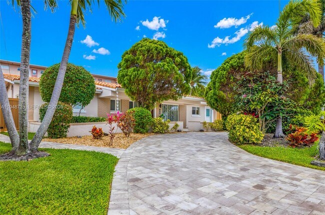 Building Photo - 1960 Coral Reef Dr