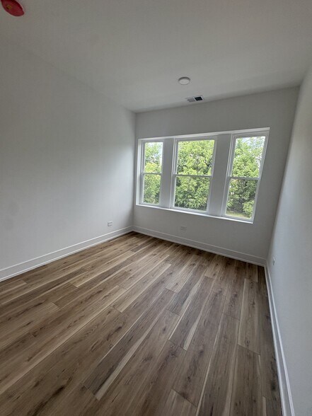 Building Photo - 239 W 74th St