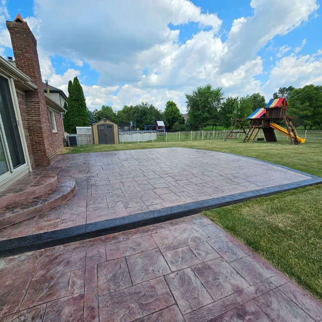 Building Photo - 3 Bedroom, 2 Bathroom Brick Ranch w/ Overs...