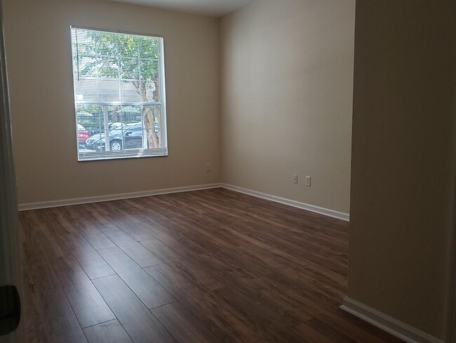 Building Photo - Ground Floor, Remodeled, Spacious Condo in...