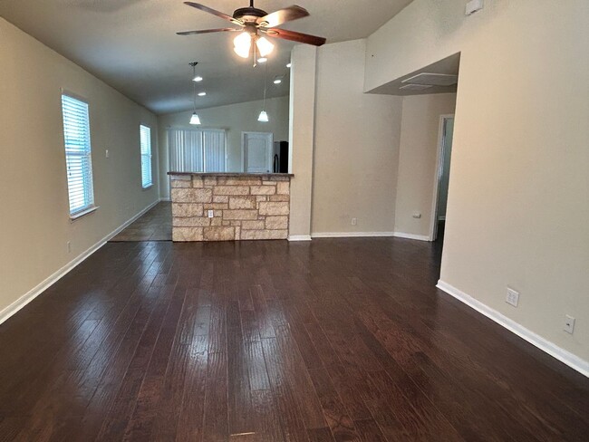 Building Photo - Charming Home In New Braunfels