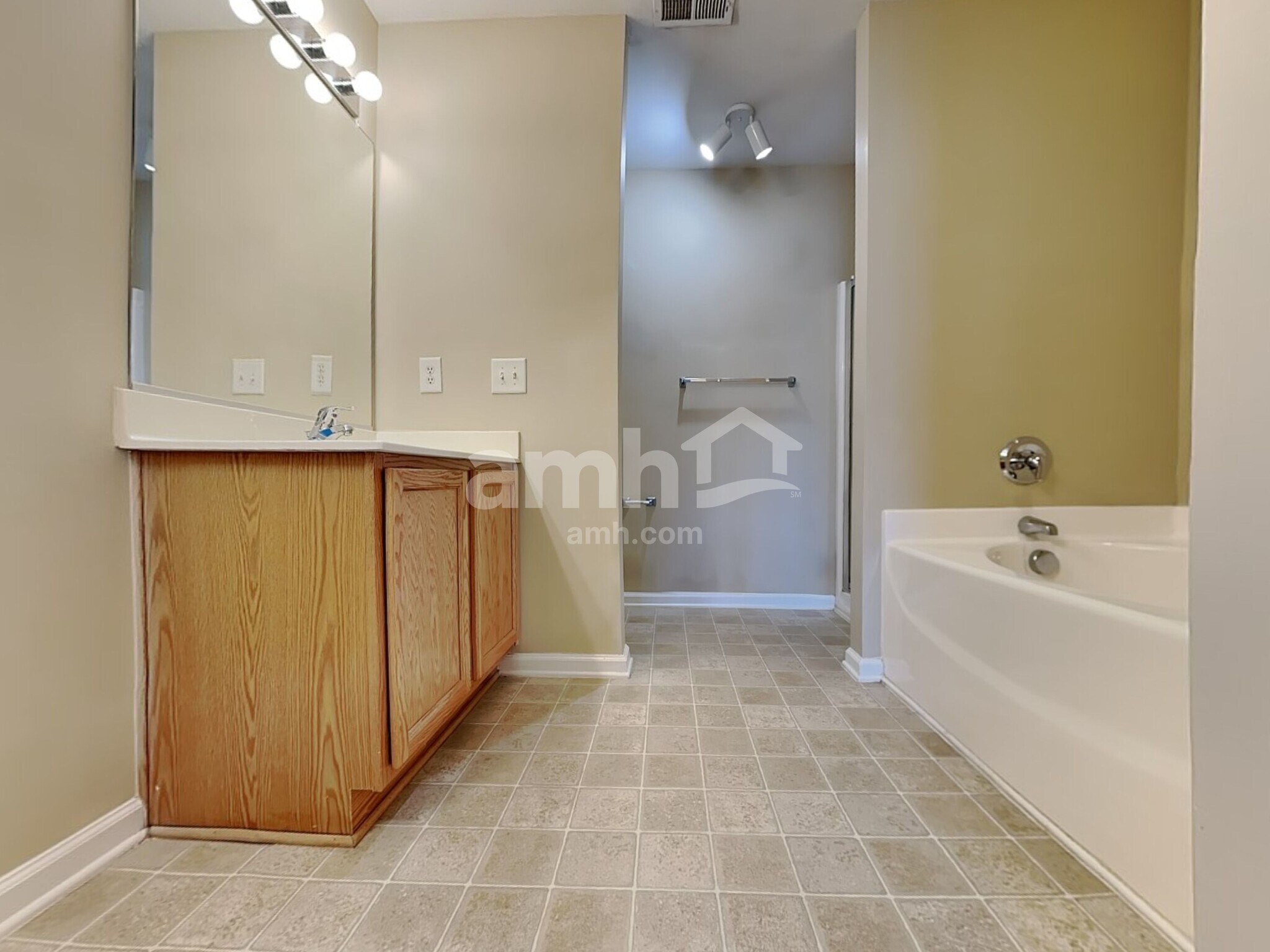 Building Photo - 1528 Pebble Ridge Dr