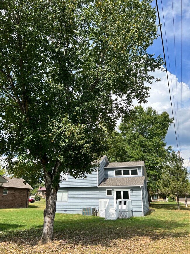 Building Photo - 2013 Farris Rd
