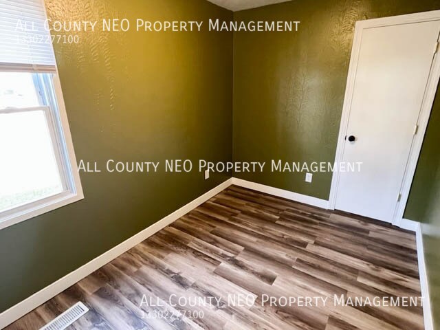 Building Photo - 835 Staeger St