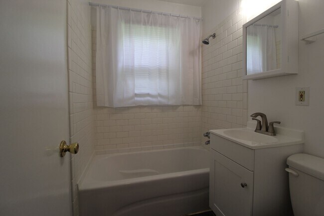 Building Photo - August FREE On This 3 Bedroom 1 Bath Home In Prairie Village
