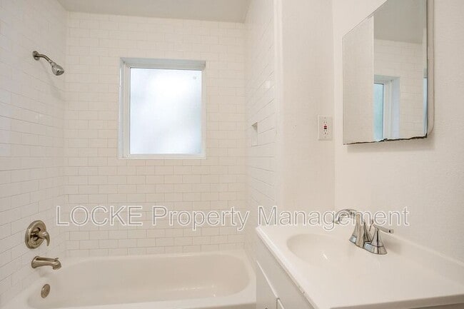 Building Photo - 311 Byron St