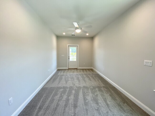 Building Photo - Luxury Living in Hampton Lake!