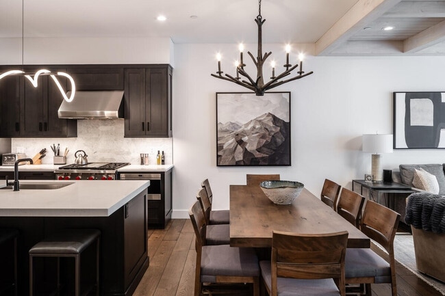 Building Photo - 5 Wildwood Rd W