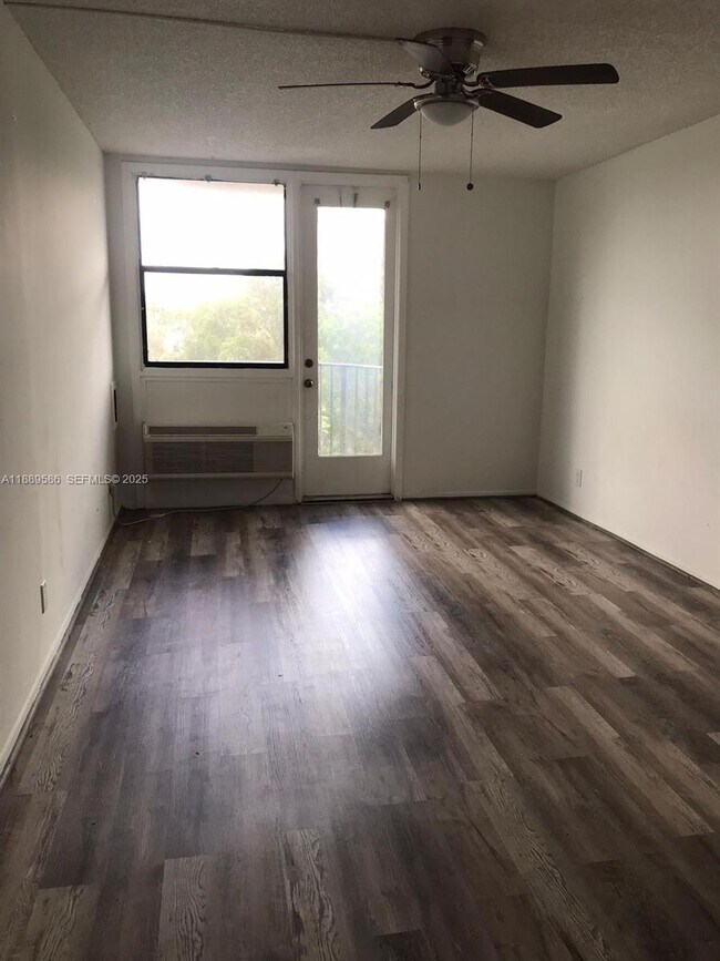 Building Photo - 2701 Riverside Dr