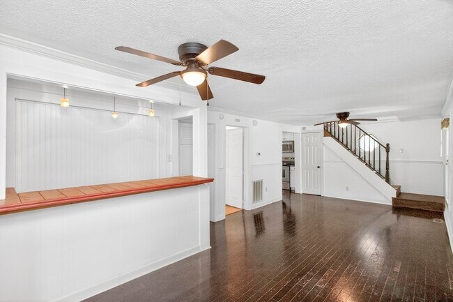 Building Photo - 3008 Lakeshore Dr