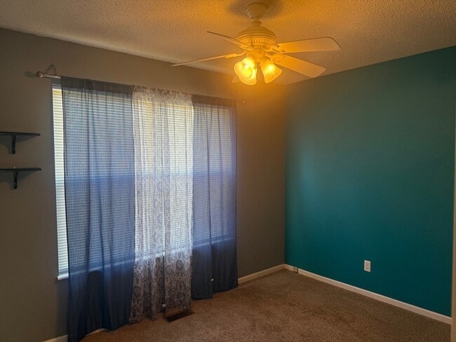 Building Photo - 4 bedroom 2.5 Bath 1.5 Story Home In Fox S...