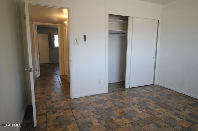 Building Photo - 317 Thunderbird Dr