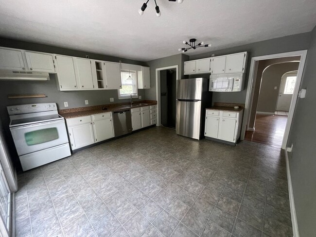 Building Photo - 3 bedroom 2 bath home