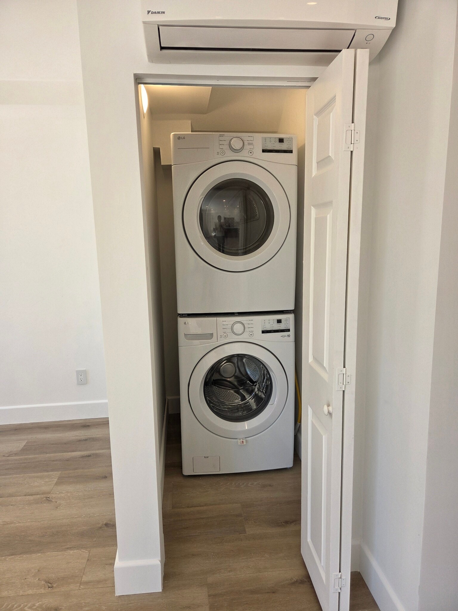 Building Photo - 854 S Sycamore Ave