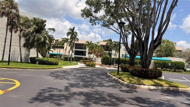 Building Photo - 301 Racquet Club Rd