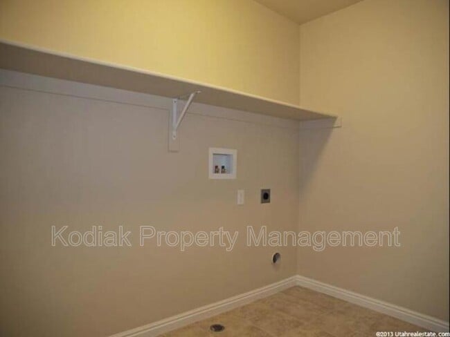 Building Photo - 3325 Redshoulder Dr
