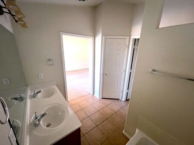 Building Photo - Ready For Move In - Large & Roomy 1 Story 4 Bed 2 Bath in NW San Antonio - Must See!