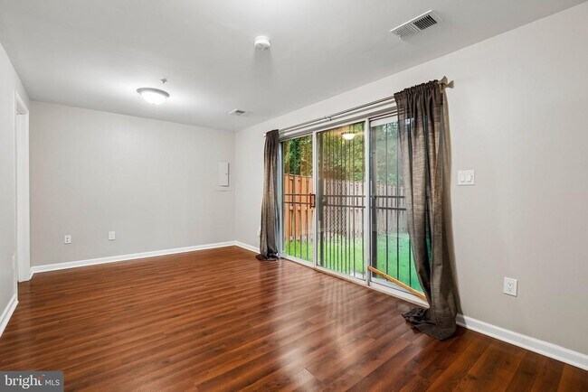 Building Photo - 10737 Kitchener Ct