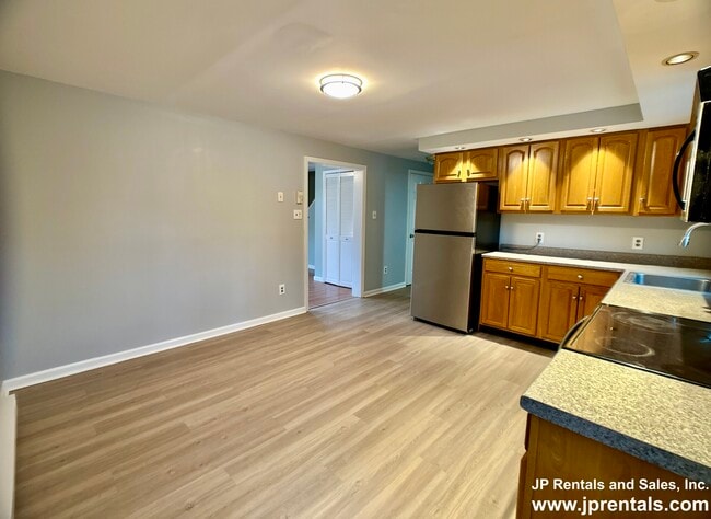 Building Photo - 638 Canterbury St