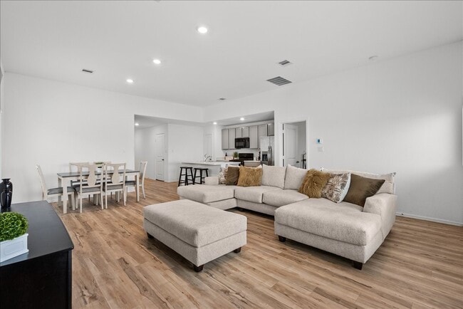 Building Photo - 512 Maple Bnd Ln