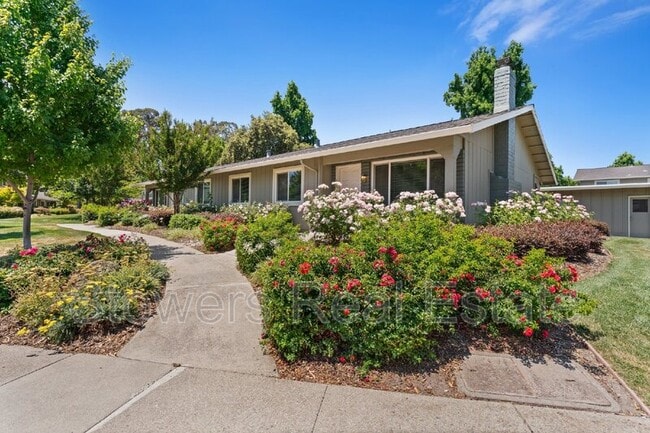 Building Photo - 2899 Fountainhead Dr