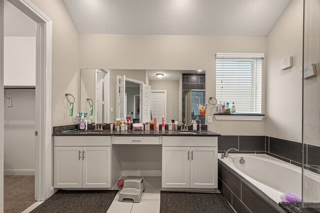 Building Photo - 2209 Hidden Meadow Ln