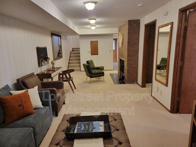 Building Photo - 2720 NW Glenwood Dr