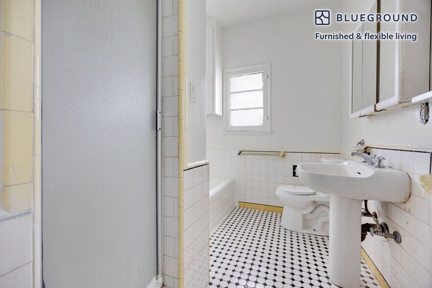 Building Photo - 135 S Reeves Dr