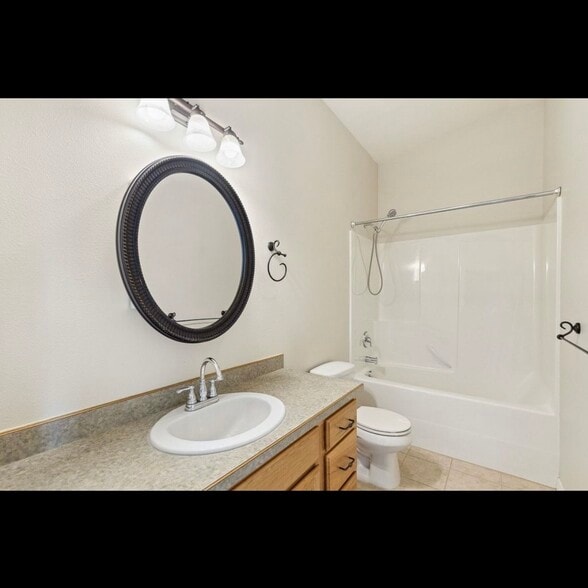 Building Photo - 825 Crestmont Way