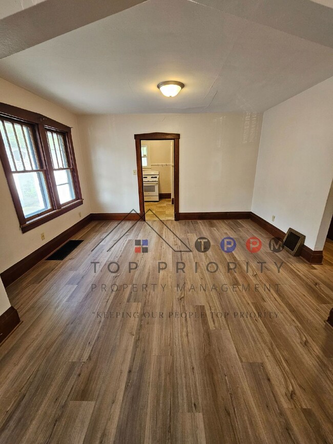 Building Photo - 2 Bedroom | 1 Bathroom Single Family Home ...