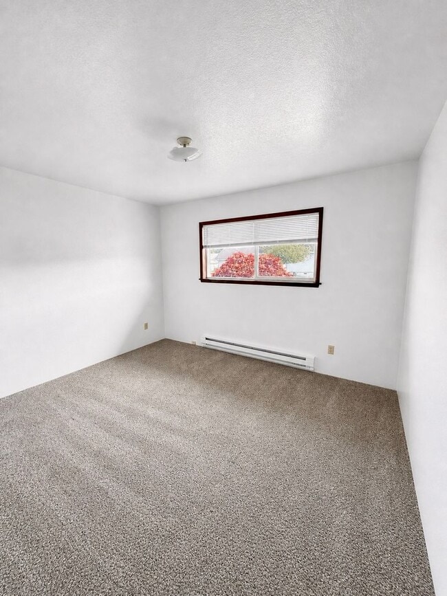 Building Photo - Large 3 Bed 1.5 Bath with large Garage Located in Cosmopolis