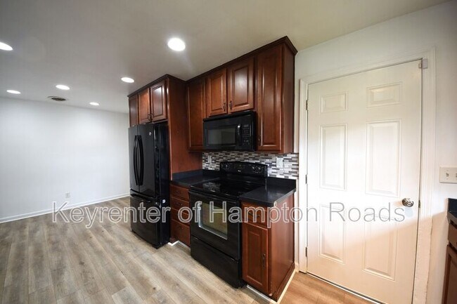 Building Photo - 823 Brentwood Dr