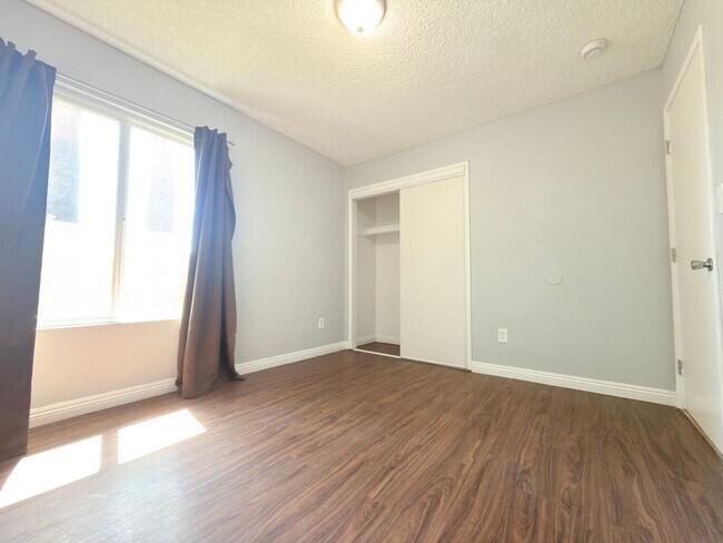 Building Photo - 9845 Hayvenhurst Ave