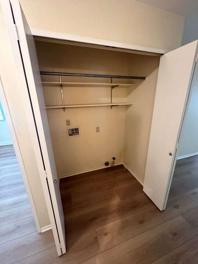 Building Photo - Beautiful 2+1.75 Upstairs Condo in Desirable Parkside Community **MOVE-IN SPECIAL!**