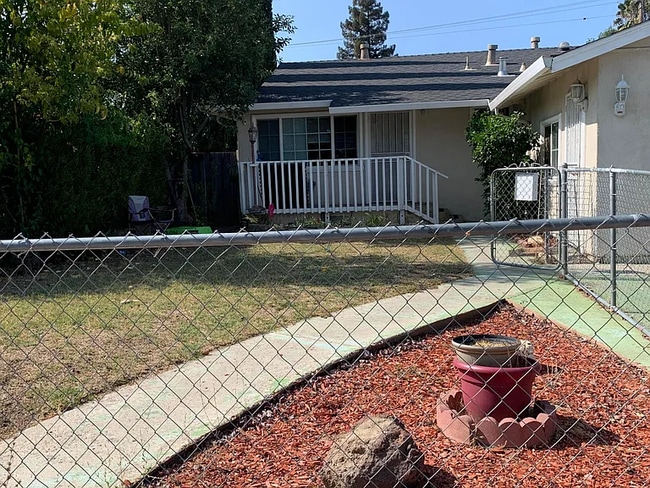 Building Photo - 427 Mignot Ln