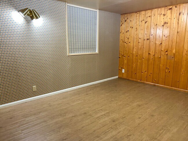 Building Photo - 1550 Corina Dr SE