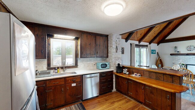 Building Photo - 9 Birch Dr