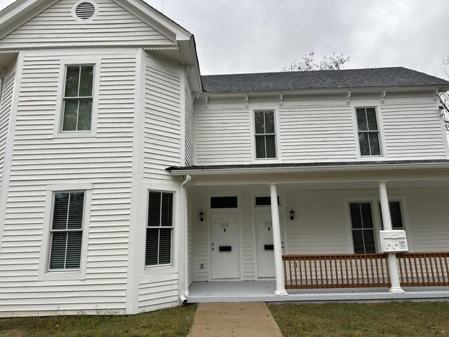 Building Photo - 218 College St