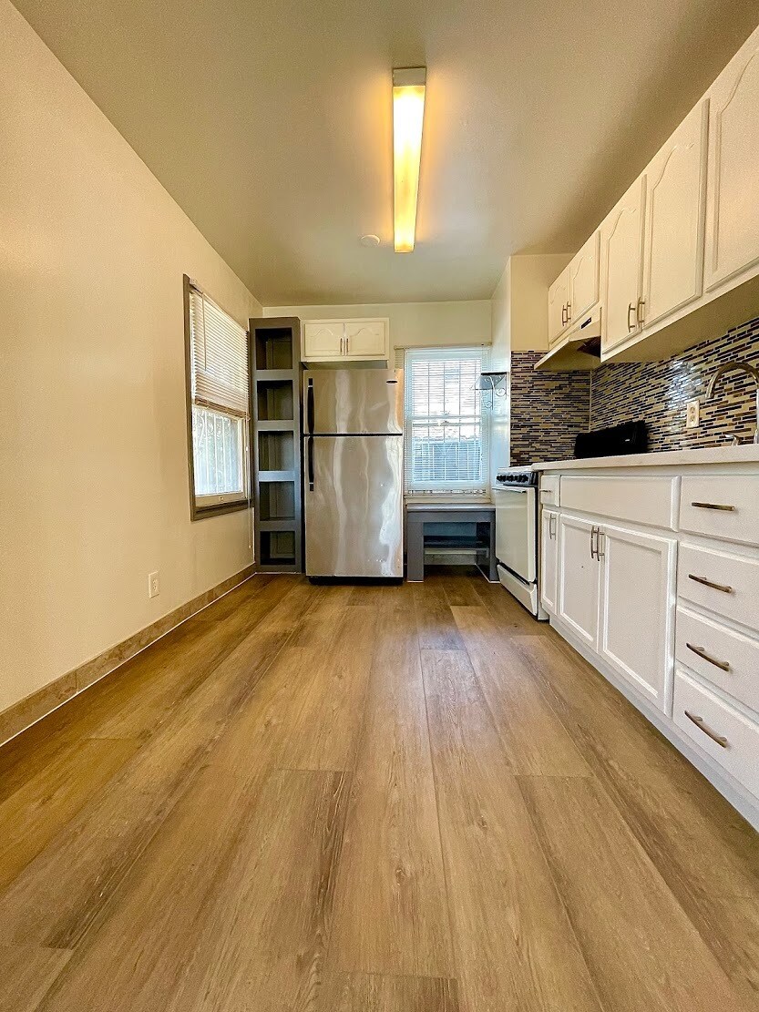 Building Photo - 1345 S Sycamore Ave