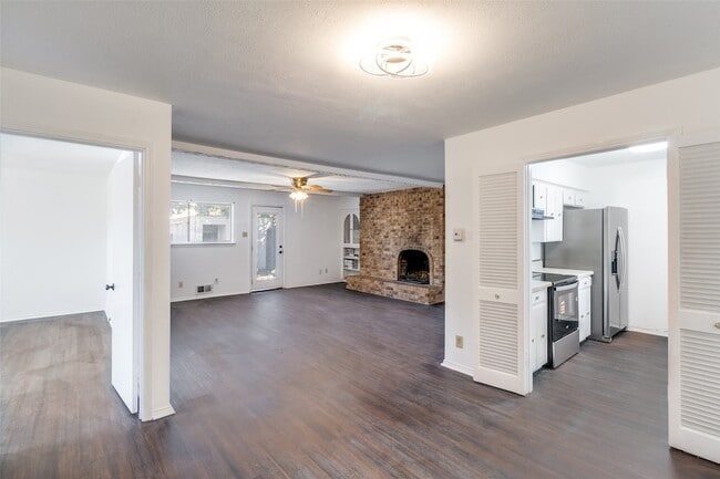 Building Photo - 15825 El Estado Dr