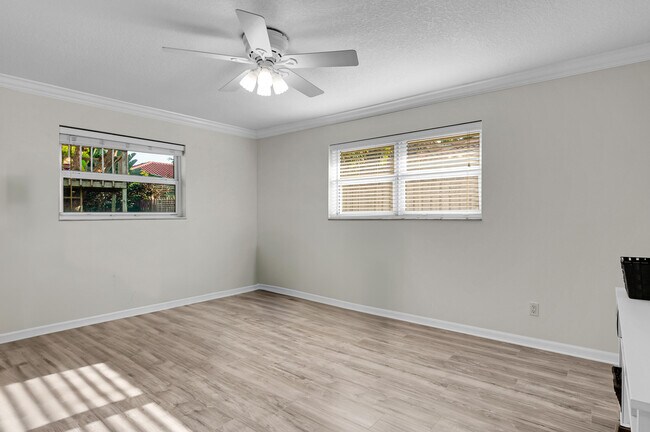 Building Photo - 1560 SW 16th St