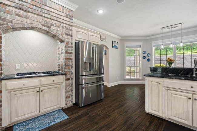 Building Photo - Luxury Living