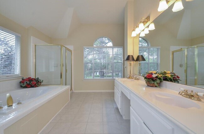 Building Photo - 20735 Fawnbrook Ct