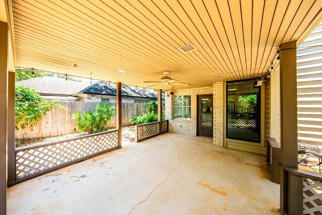 Building Photo - Spacious Cul De Sac Location Surrounded by...