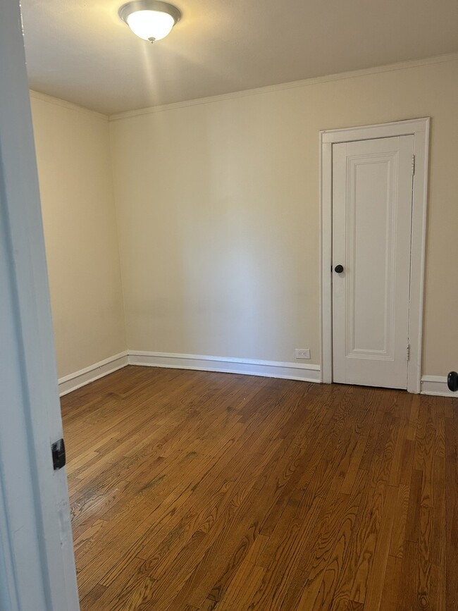 Building Photo - 5427 W Montrose Ave