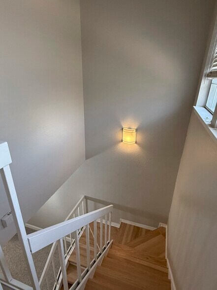 Hardwood stairs - 6220 Bentwood Trl